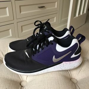 Women’s Nike Running Shoe - Size 7